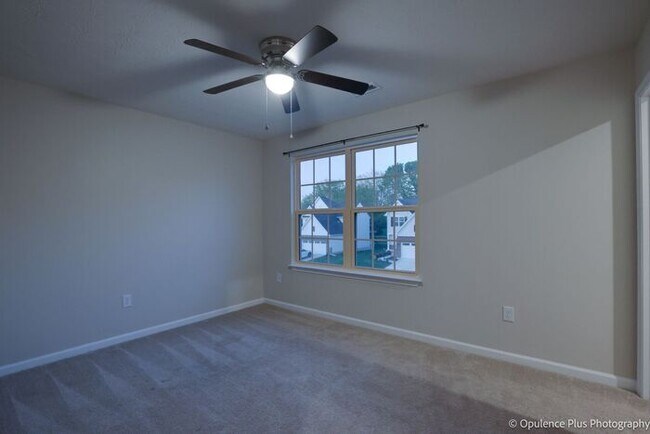 Building Photo - Gorgeous 3 Bed 3.5 Bath Fairborn Home!