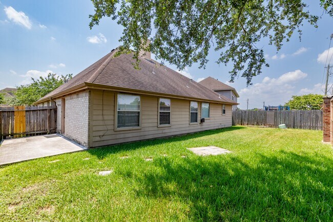 Building Photo - 3403 Cypress Village Dr