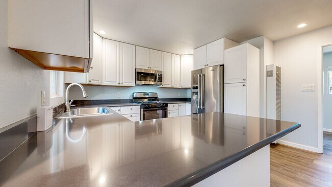 Building Photo - Gated and fully remodeled 1 bedroom 1 bath...
