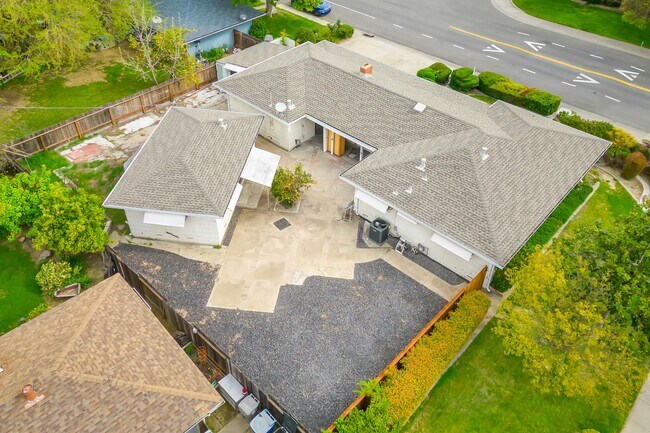 Building Photo - 1020 Seamas Ave