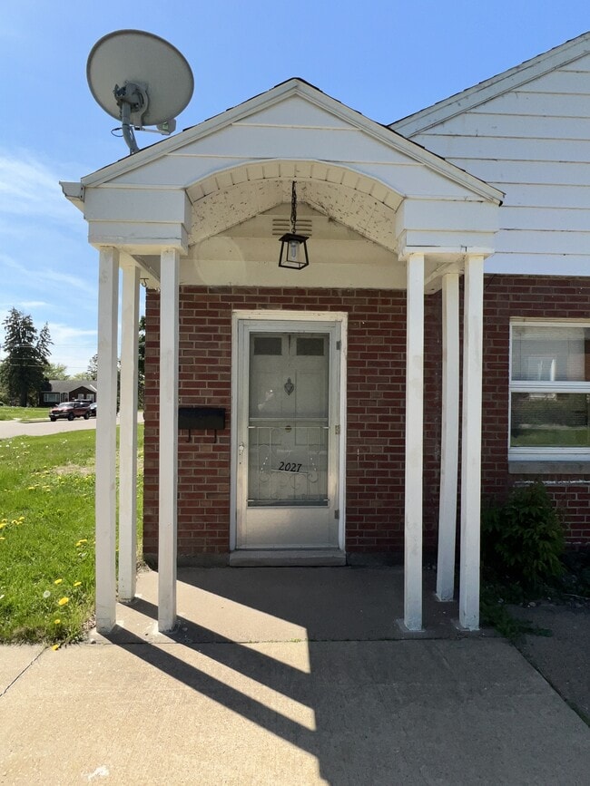 Primary Photo - 2027 Ogilby Rd