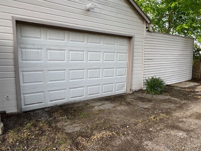 Building Photo - Detroid Shoreway Renovated  4 Bedroom, 2 Bath House with Detached Garage