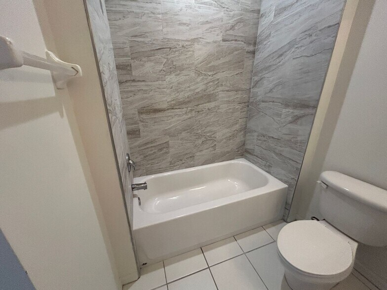 Building Photo - Spacious 3/2  in gated community off Colonial Blvd