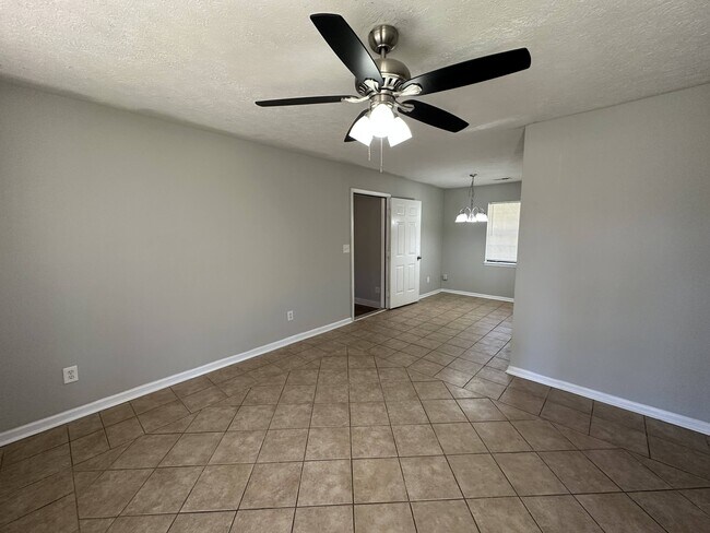 Building Photo - 125 Grove Creek Dr