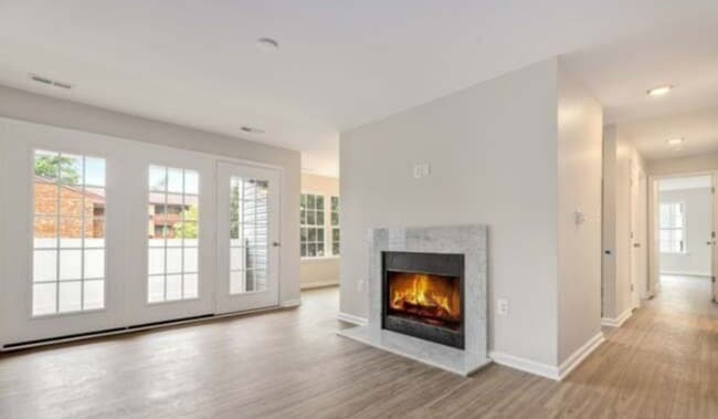 Building Photo - Commuter's dream, modern living