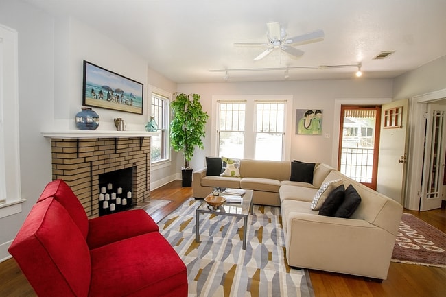 Building Photo - Best located house in West Campus, 6 large bedrooms open floorplan.