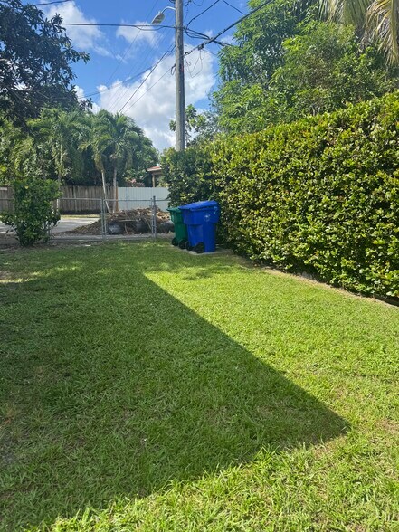 Backyard. - 5451 SW 6th St