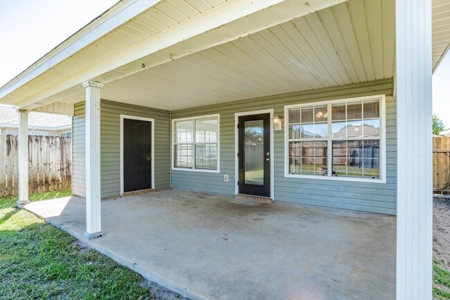 Building Photo - Well-maintained cottage home in Bellview