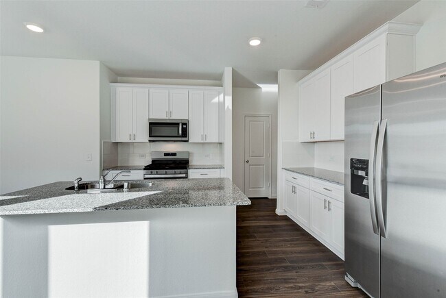 Building Photo - 25821 Hedgerow Dr