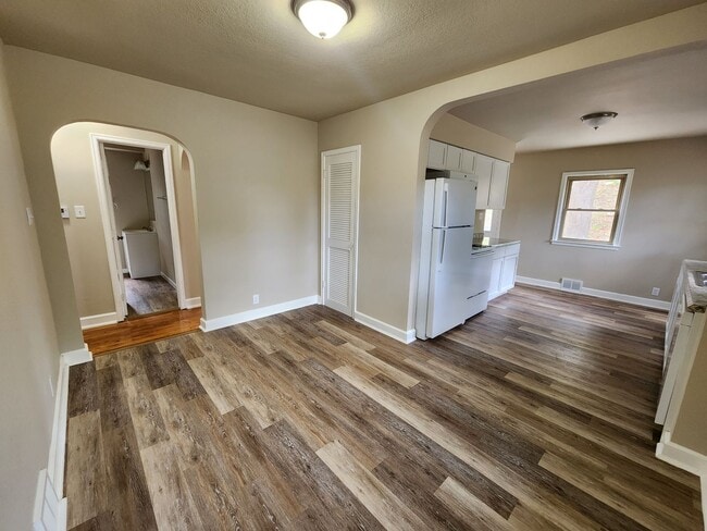 Building Photo - Spacious 2 Bedroom Ranch Home