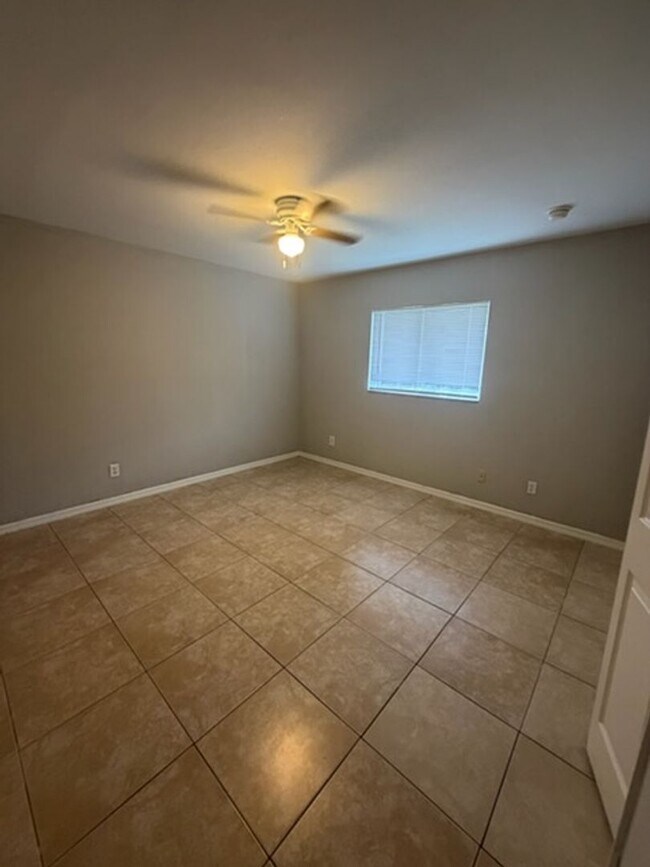 Building Photo - 930 Ainsworth St W