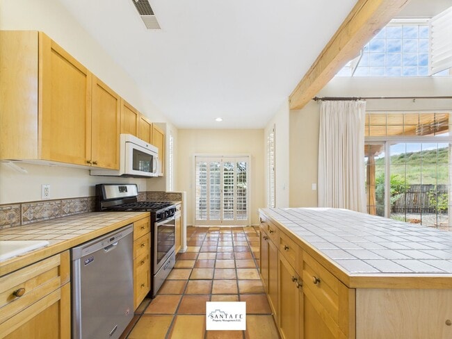 Building Photo - Two Story Home in Desirable Subdivision