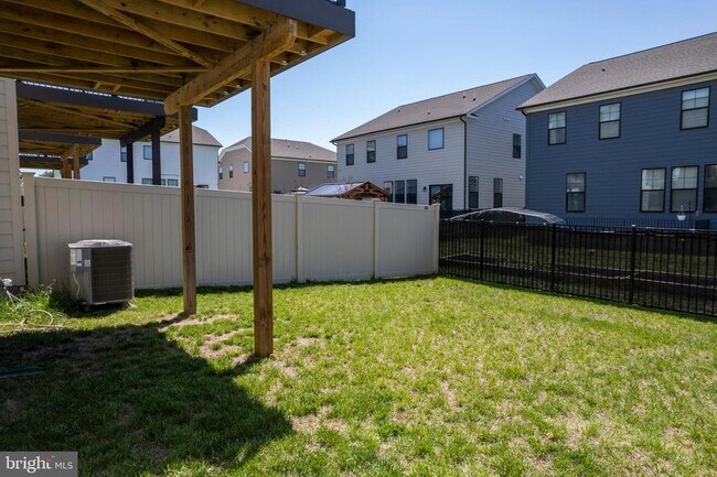 Building Photo - 870 Amity St