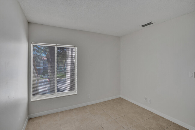 Building Photo - 815 W Boynton Beach Blvd