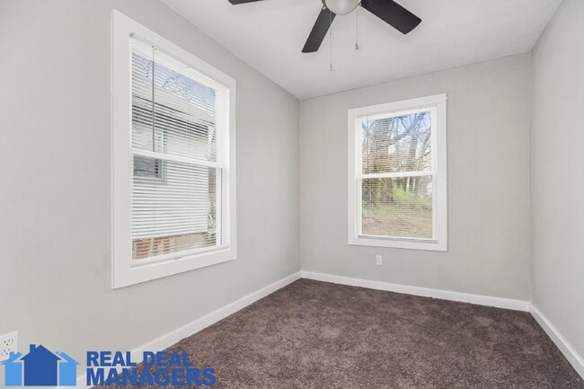 Building Photo - Charming 3-Bed Home - new paint, carpet an...