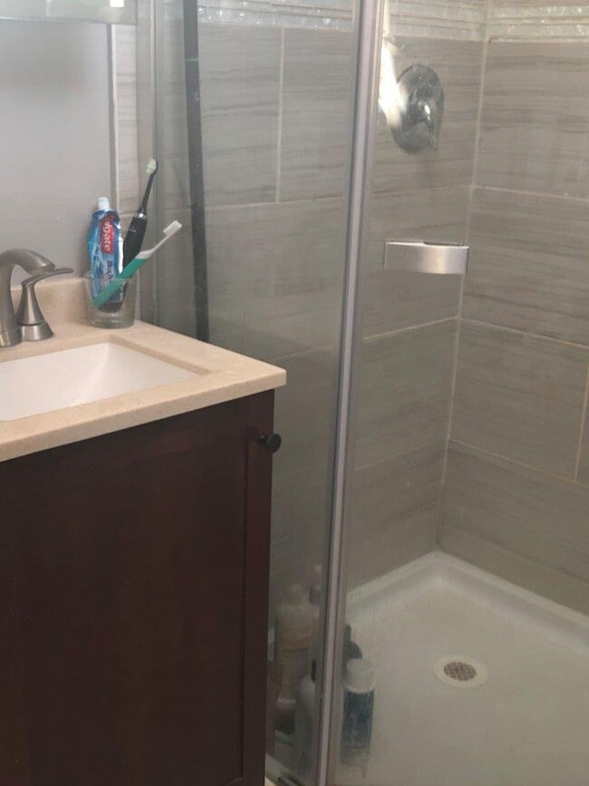 Building Photo - 2245 W Shakespeare Ave