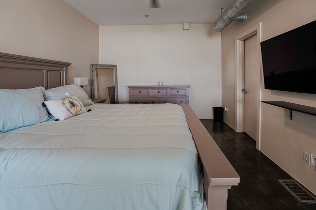 Building Photo - Fully Furnished Mid-Term 2-Level Condo | 1,549 Sq Ft | Private Parking | Shared Living