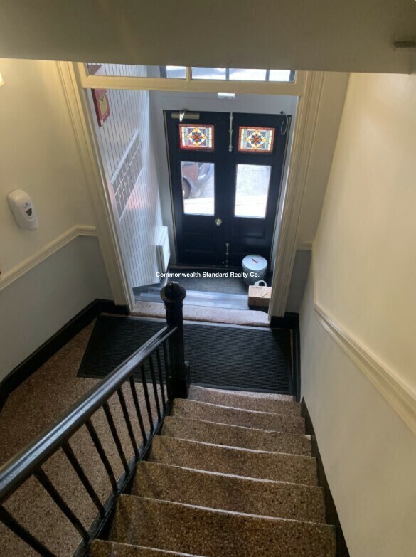 Building Photo - 33 Anderson St