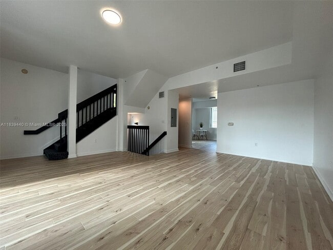 Building Photo - 2142 Van Buren St