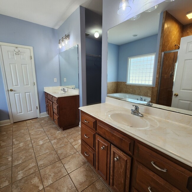 Building Photo - 261 Willow Lake Dr