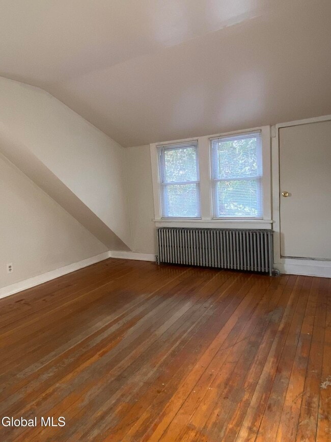 Building Photo - 18 Lily St