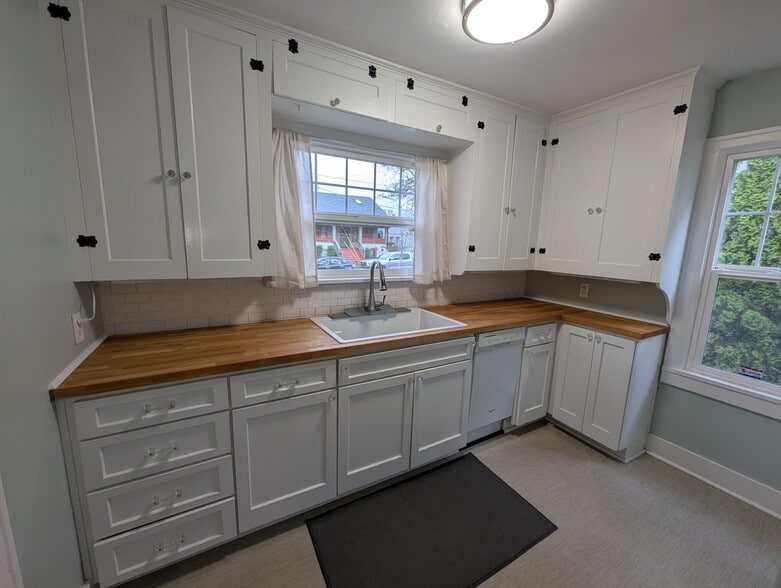 Remodeled kitchen - 1544 Southeast Tolman Street