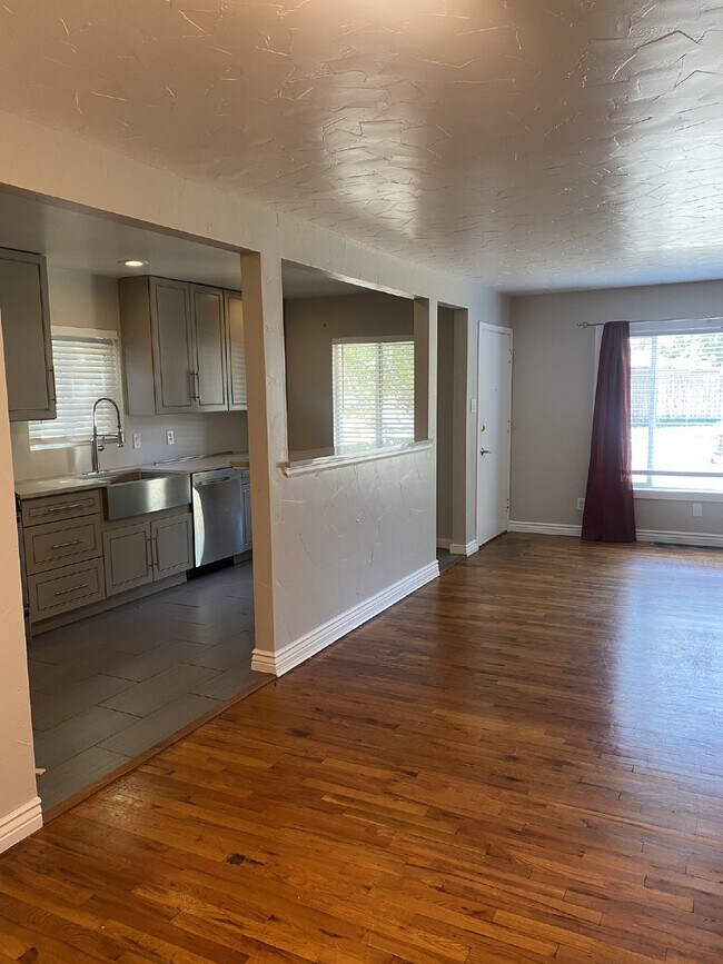 Building Photo - MOVE IN SPECIAL: Move in before November 2...