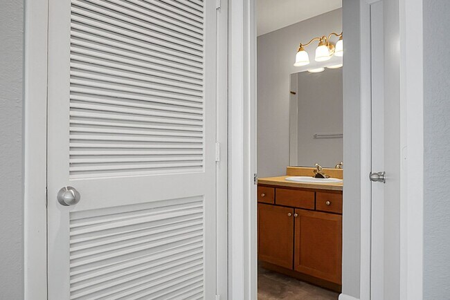 Building Photo - Renovated Condo located in heart of Mt Pleasant, near Ravenel Bridge and Waterfront Park