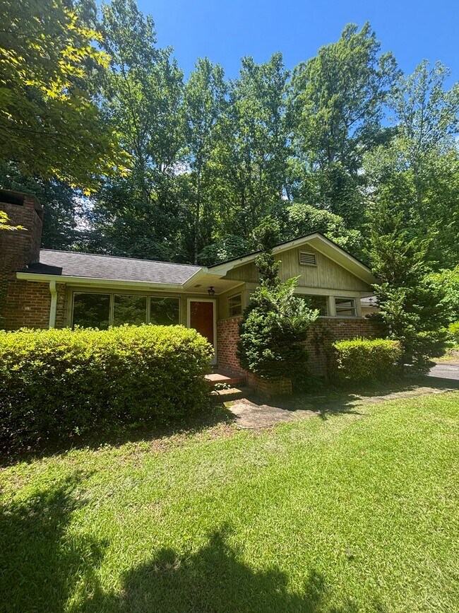 Building Photo - Great Single Family Home In The Heart of Tryon!
