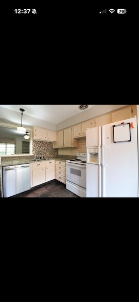 Building Photo - 2727 Briarhurst Dr