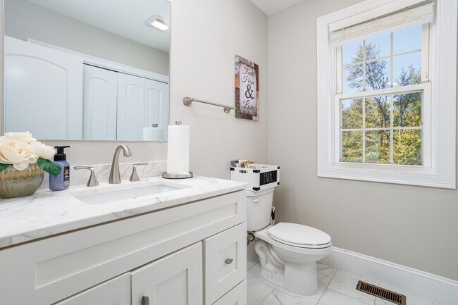 Building Photo - 22 White Pine Dr