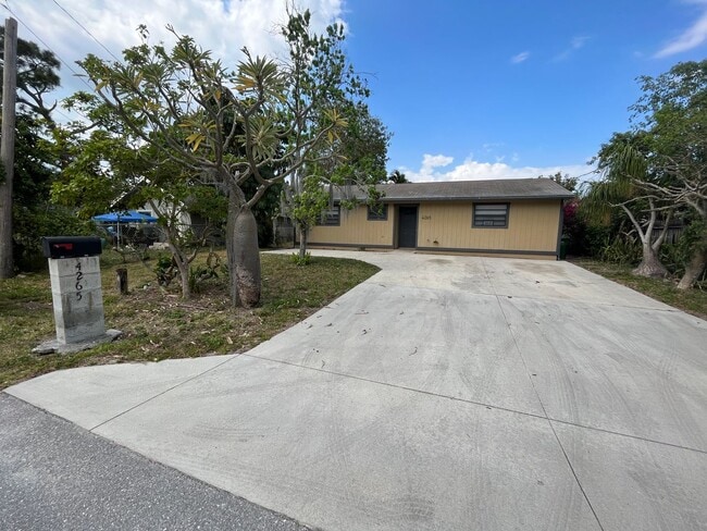 Building Photo - 3/2 Home For Rent- Palm Springs FL