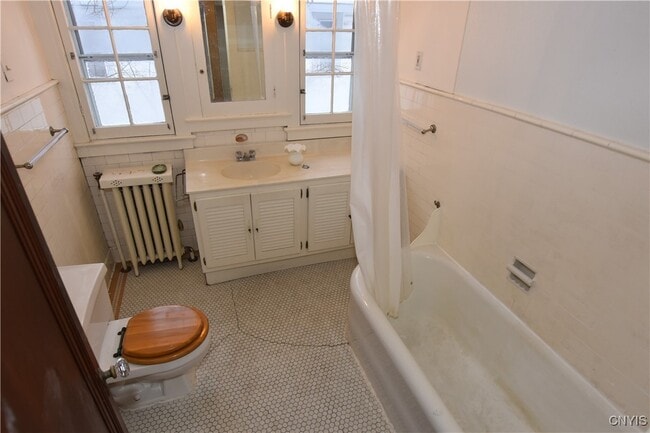 Building Photo - 2318 Genesee St