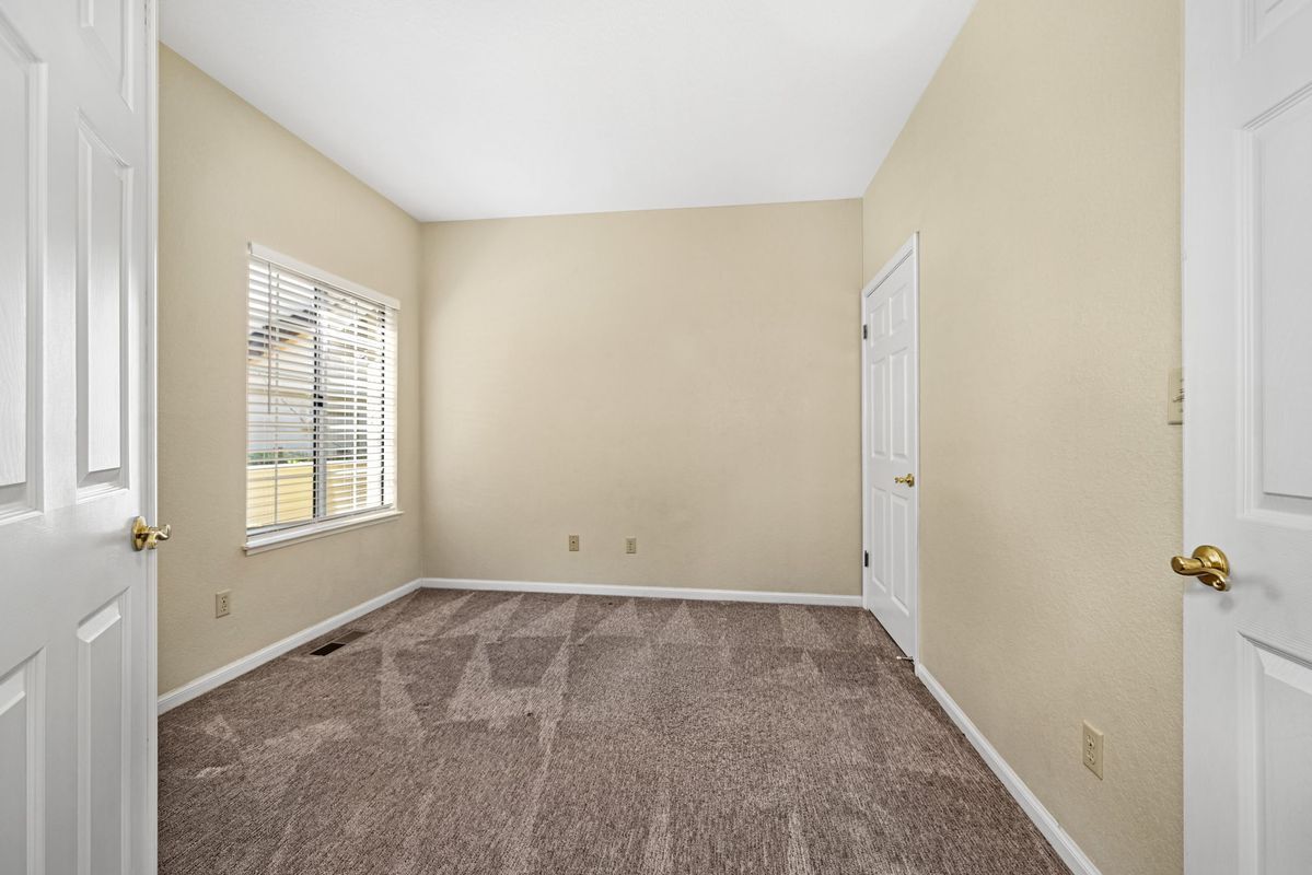 Building Photo - 1319 Strawberry Ct