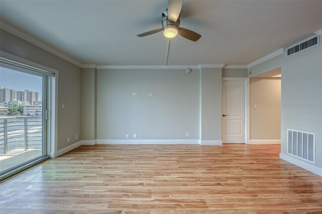 Building Photo - 2900 NE 30th St