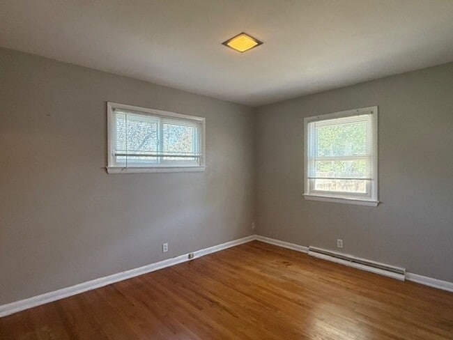 Building Photo - House For Lease