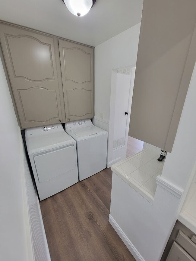 Building Photo - SPACIOUS 3BD/2BA WITH GARAGE, LAUNDRY AND ...