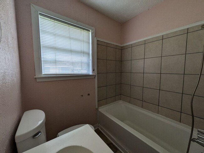 Building Photo - 12843-12849 Hamshire Rd