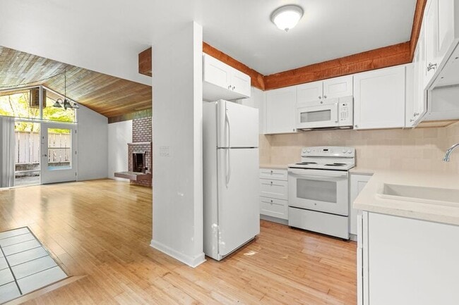 Building Photo - 6780 SW Canyon Terrace