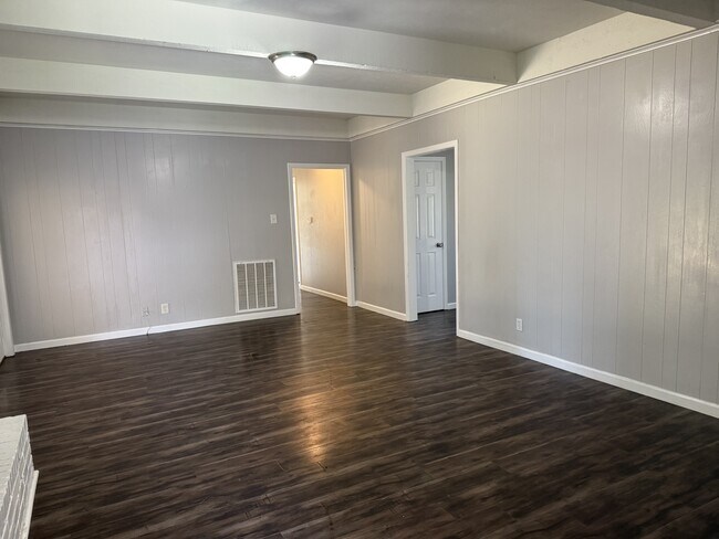 Building Photo - 1833 Skyline Dr
