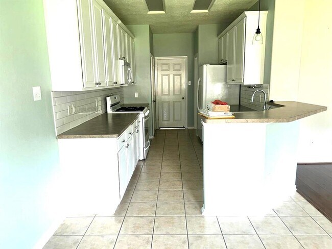 Building Photo - 17138 Oakwood Chase Dr