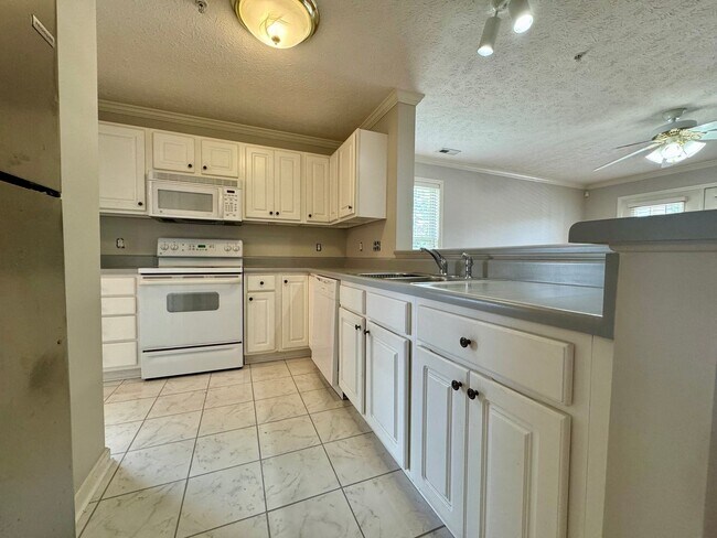 Building Photo - Harbour Pointe Condo