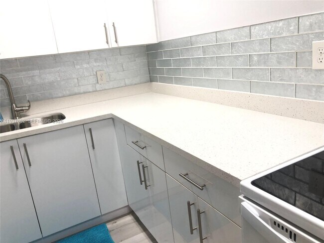 Building Photo - 1016 NE 17th Ave