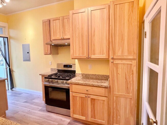Building Photo - Charming Lower Nob Hill 1BR/1BA! Laundry! ...