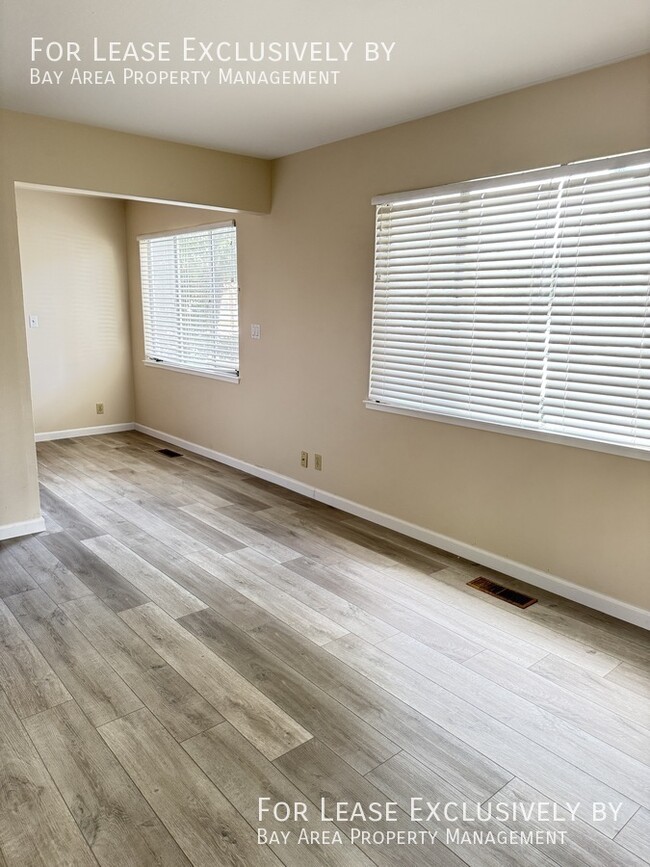 Building Photo - 1 BR 1BA ground floor Apartment w/ garage,...