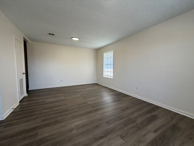 Building Photo - 501 Sweetbriar St