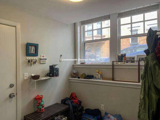 Building Photo - 33 Anderson St