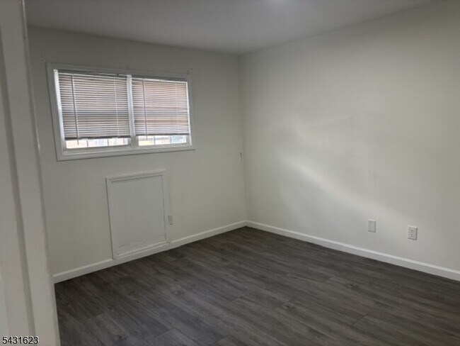 Building Photo - 392 College Dr