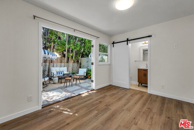 Building Photo - 8570 Sherwood Dr