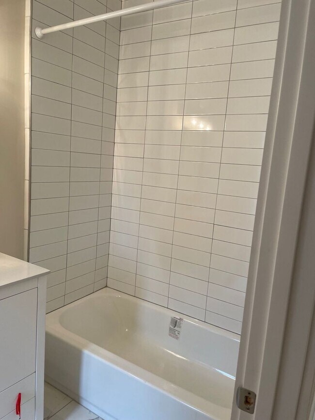 Building Photo - Beautifully  Renovated 2 bed 2 bath Home in Shelby Park!